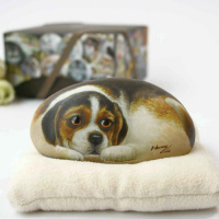 Декоративный камень ручной росписи щенок Сэм