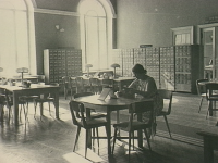 Второй этаж главного здания. Зал каталогов. За столом сотрудник библиотеки Дерябина М.Н., 1960 г.