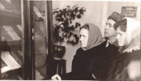 На снимке: Читатели тов. Винтер, Костычев и Пьяных на выставке литературы на абонементе, 1968 г.