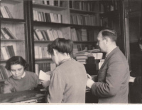 Пункт выдачи читательского зала, библиотекарь Богаткина Н.А. (1950-е гг.)