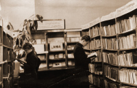 Посетители читального зала библиотеки на улице Весенней (конец 1950-х гг.)