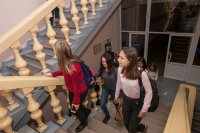 Студенты. Экскурсия. Лестница на второй этаж. Октябрь 2016 г.