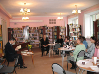 В.А. Плющев на встрече в библиотеке с участниками клуба «Любите старины».2008 г.