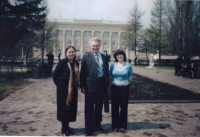 На заднем плане ОНБ им. В.Д.Федорова. Слева - направо: Лаврушкина В.И; Шопин В.М; Колмагорова Е.М. Май 2006 года.