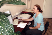 Лаборатория по оцифровке. Шерина И.Д. осуществляет оцифровку газеты «Кузбасс». Сентябрь 2010 года.