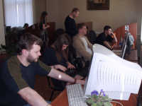 Читатели во вновь организованном отделе «Сервисный центр». 2002 г.