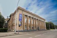 Фасад библиотеки. Июль 2024 г.