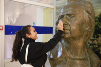 Возле бюста В. Д. Фёдорову в библиотеке. Октябрь 2024 г.