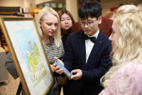 Студент из Китая с сотрудниками библиотеки. Ноябрь 2024 г.