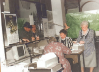 1965 г. Кафедра записи читателей. Стоит библиотекарь Мельник Людмила Павловна