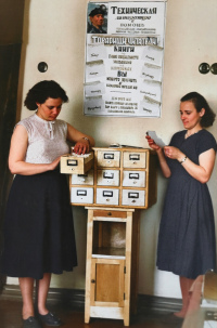 начало 60-х годов, читатели в библиотеке по адресу: г. Кемерово, ул. Весенняя, 7