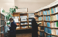 конец 50-х гг. посетители читального зала библиотеки по адресу у. Весенняя, 7 (сейчас там библиотека городских историй)