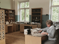 1970 г. Справочно-библиографический отдел, 2 этаж основного здания (ныне мемориальная комната В.Д. Фёдорова). Библиограф Храмова Людмила Максимовна.