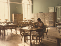 1960 г. Зал каталогов. За столом художник – оформитель  библиотеки Мария Николаевна Дерябина, эвакуированная в Кемерово из блокадного Ленинграда